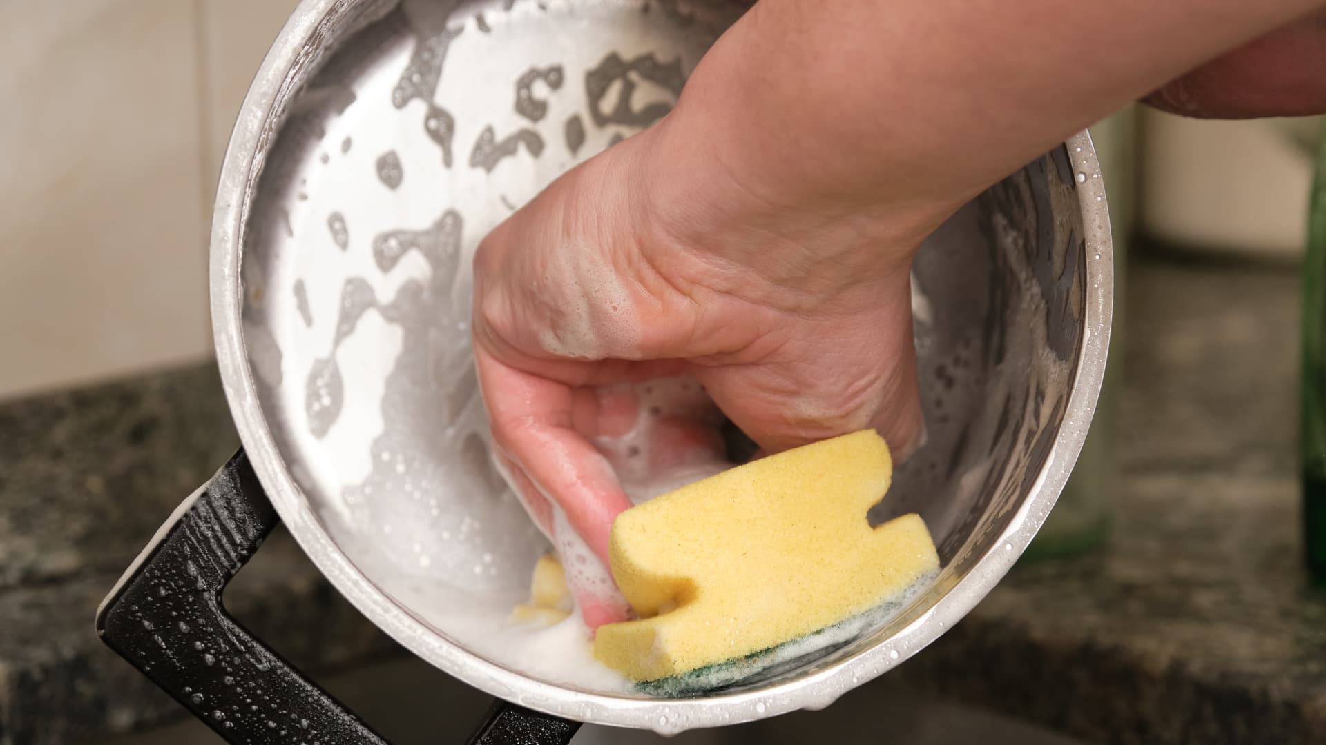 <p data-block-key="tkbda">Ruostumattoman teräksen puhdistuksen kanssa kannattaa olla varovainen, sillä pinta voi vaurioitua pysyvästi, jos sitä yrittää jynssätä väärillä välineillä ja aineilla.</p>