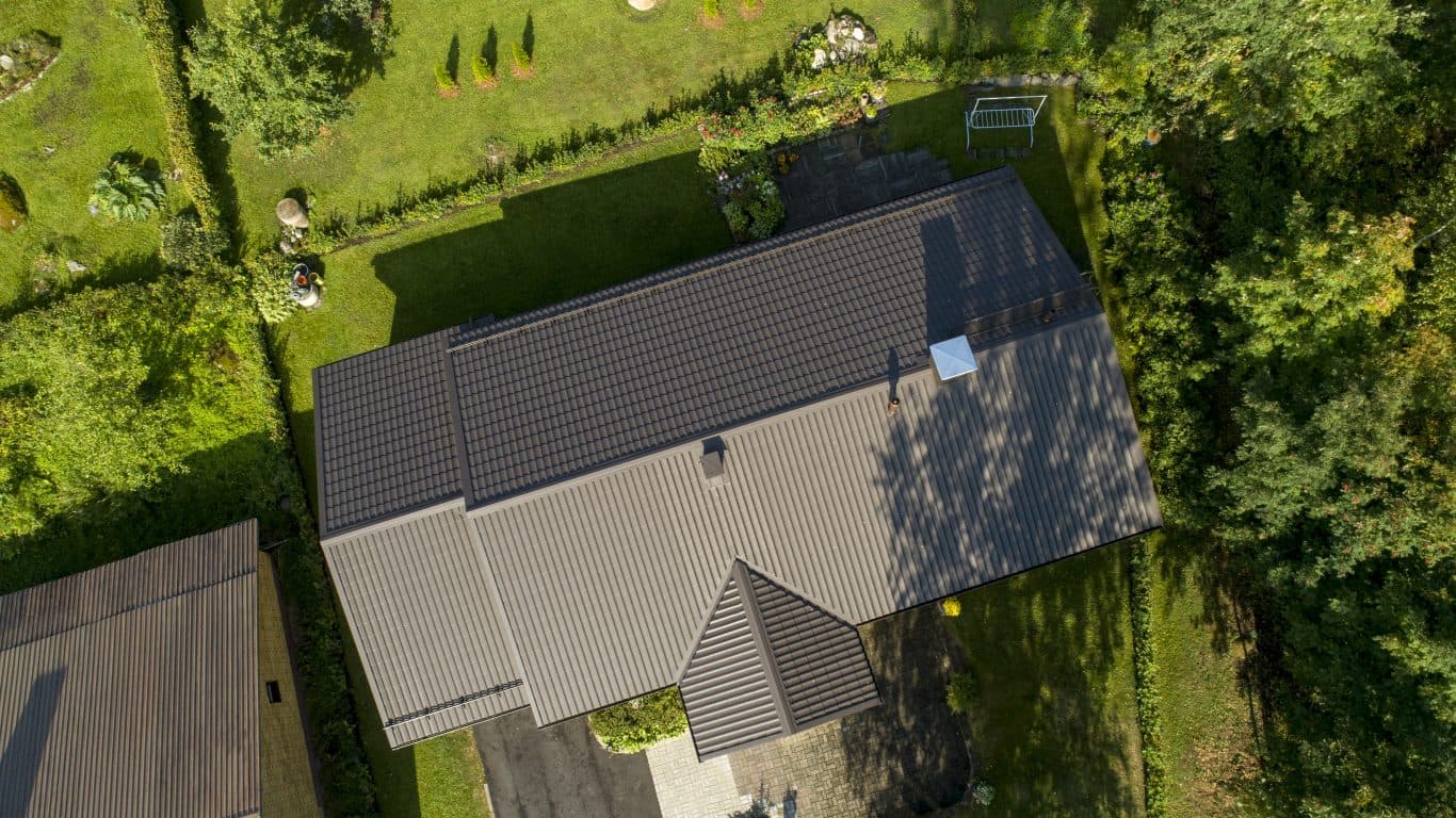 <p data-block-key="0kllj">Saman kadun varrella Kuopion Kaarnatiellä on 11 omakotitaloa, johon Kattokeskus on tehnyt perusteellisen kattoremontin.</p>