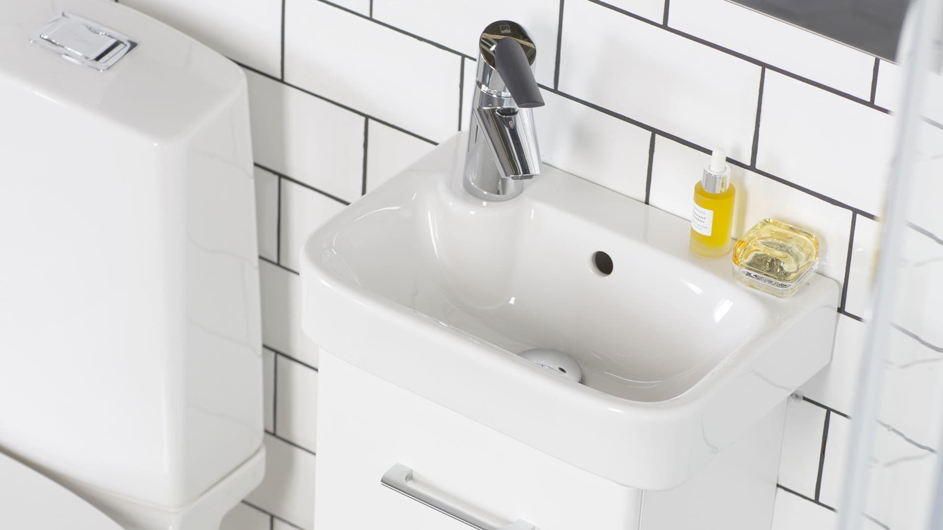 <p data-block-key="23688">IDO Glow -sarjan laaja mitoitus mahdollistaa sopivan kokoisten tuotteiden valitsemisen myös kompaktiin kylpyhuoneeseen.</p>