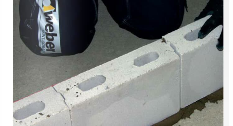 <p data-block-key="4tcye">Ensimmäisen harkkokerroksen muuraus</p>