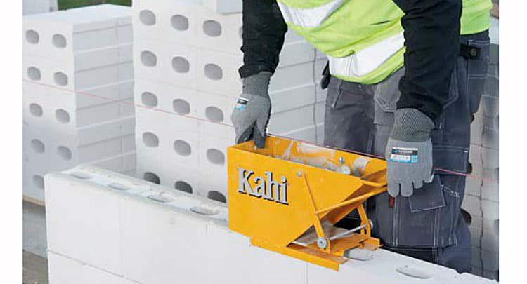 <p data-block-key="zycyb">Laastikelkan avulla on helppo levittää tarvittava määrä ohutsaumalaastia.</p>