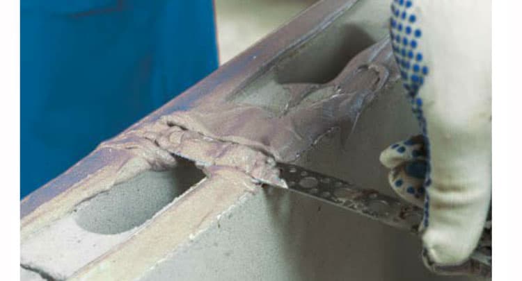 <p data-block-key="50usw">Limittämättömät seinät sidotaan toisiinsa reikänauhan avulla.</p>