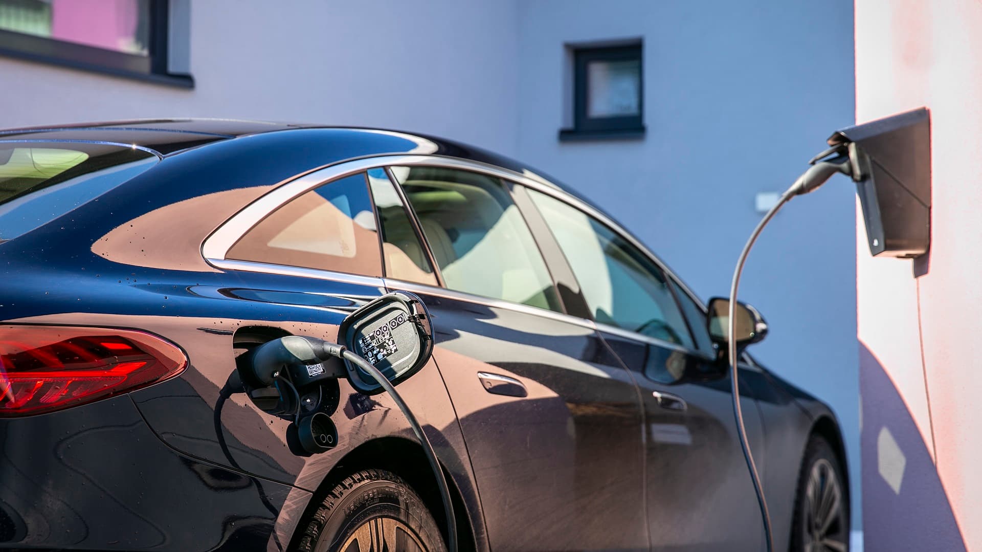 Unohda monimutkaiset latausasemat – sähköauto säätää latauksen puolestasi