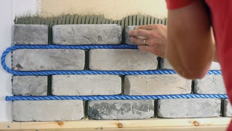 <p data-block-key="h32it">Rustica Oud Leerne -tiililaatan asennus sujuu helposti köyden avulla.</p>