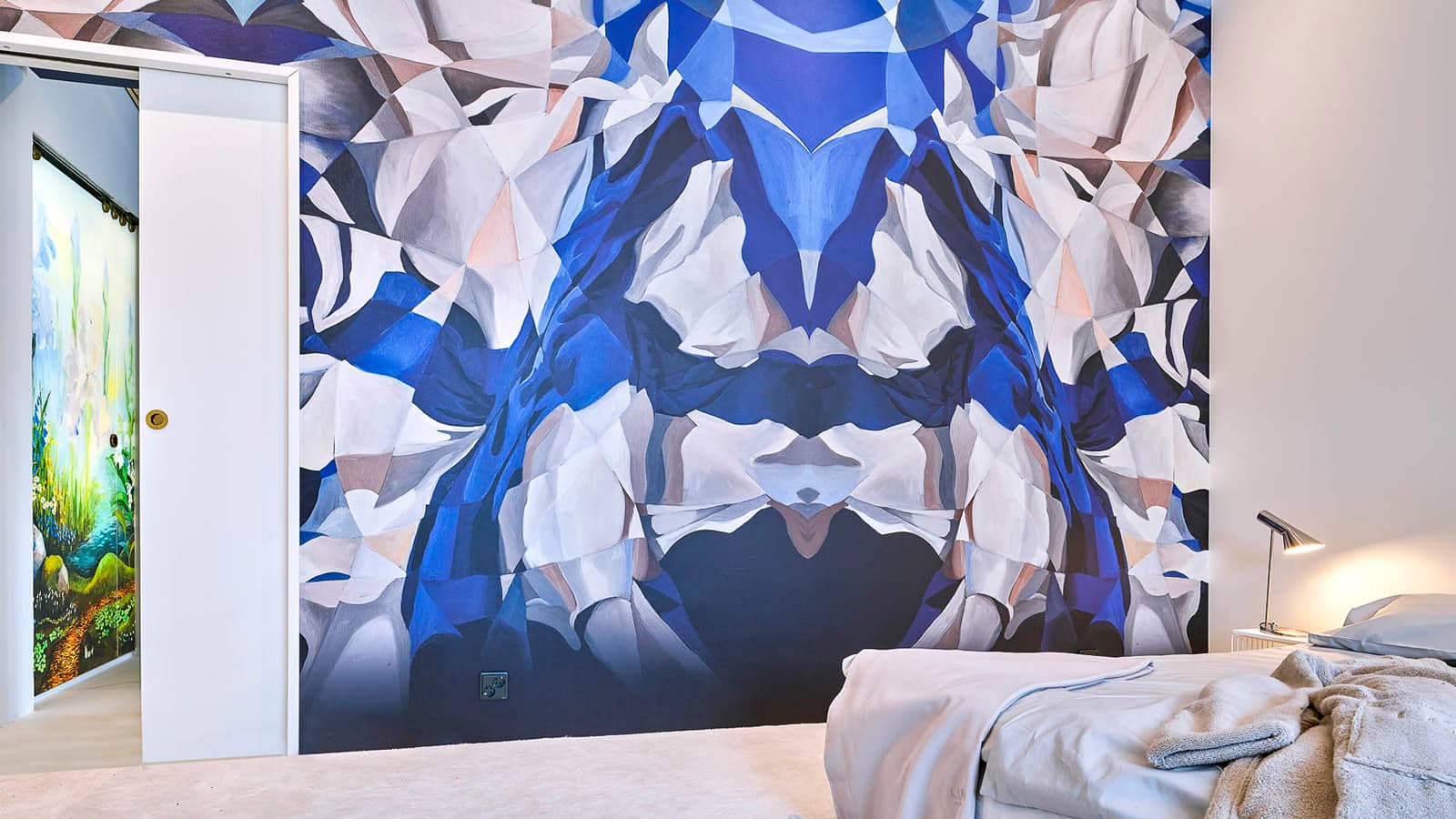 Liukuovilla luovia sisustus­ratkaisuja - ovet toimivat myös kauko-­ohjauksella