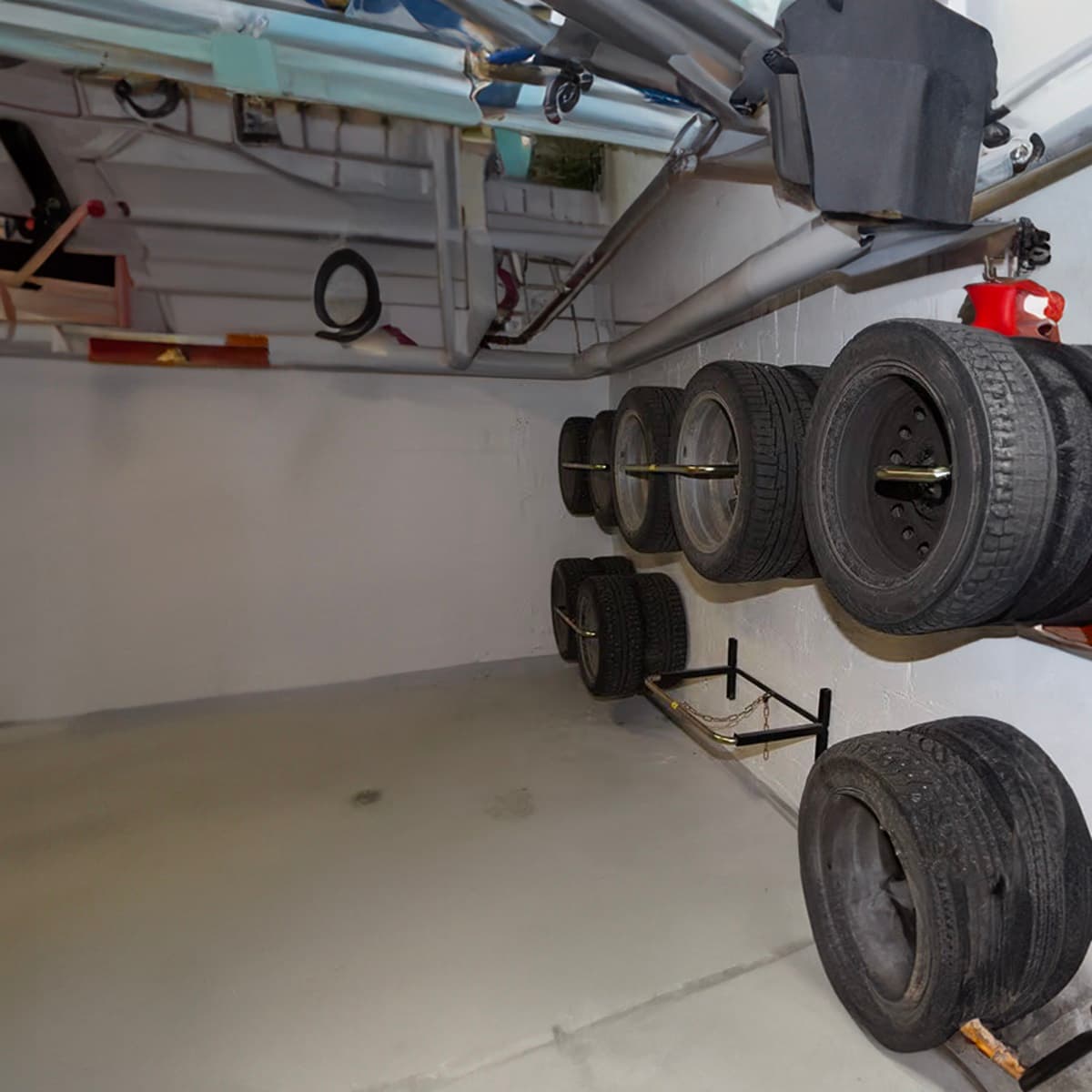 <p data-block-key="4fpgm">Kuiva, viileä ja auringolta suojassa oleva tila on paras paikka renkaiden varastointiin. Ovellan rengastelineiden avulla renkaat pysyvät siistissä järjestyksessä.</p>