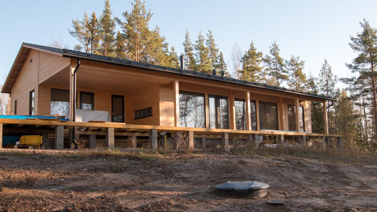 <p data-block-key="logor">Perheen talossa on huikeat 148 m². Pariskunta suunnitteli hirsitalon yhdessä talotoimittajan rakennusarkkitehdin kanssa.</p>