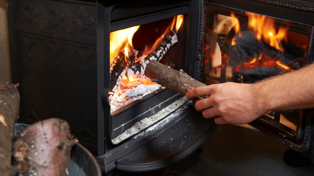 Polttopuiden lisääminen kamiinaan