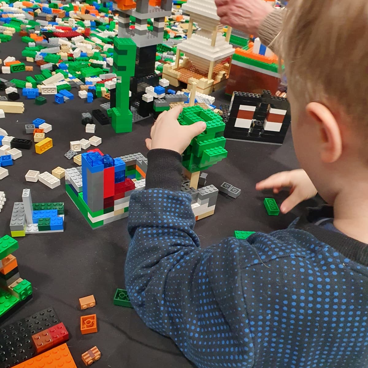 <p data-block-key="ou39r">Lapset pääsevät Perhepäivän LEGO-pajassa rakentamaan omia mielikuvitusmaailmojaan ja kokeilemaan, mitä kaikkea palikoista syntyy.</p>