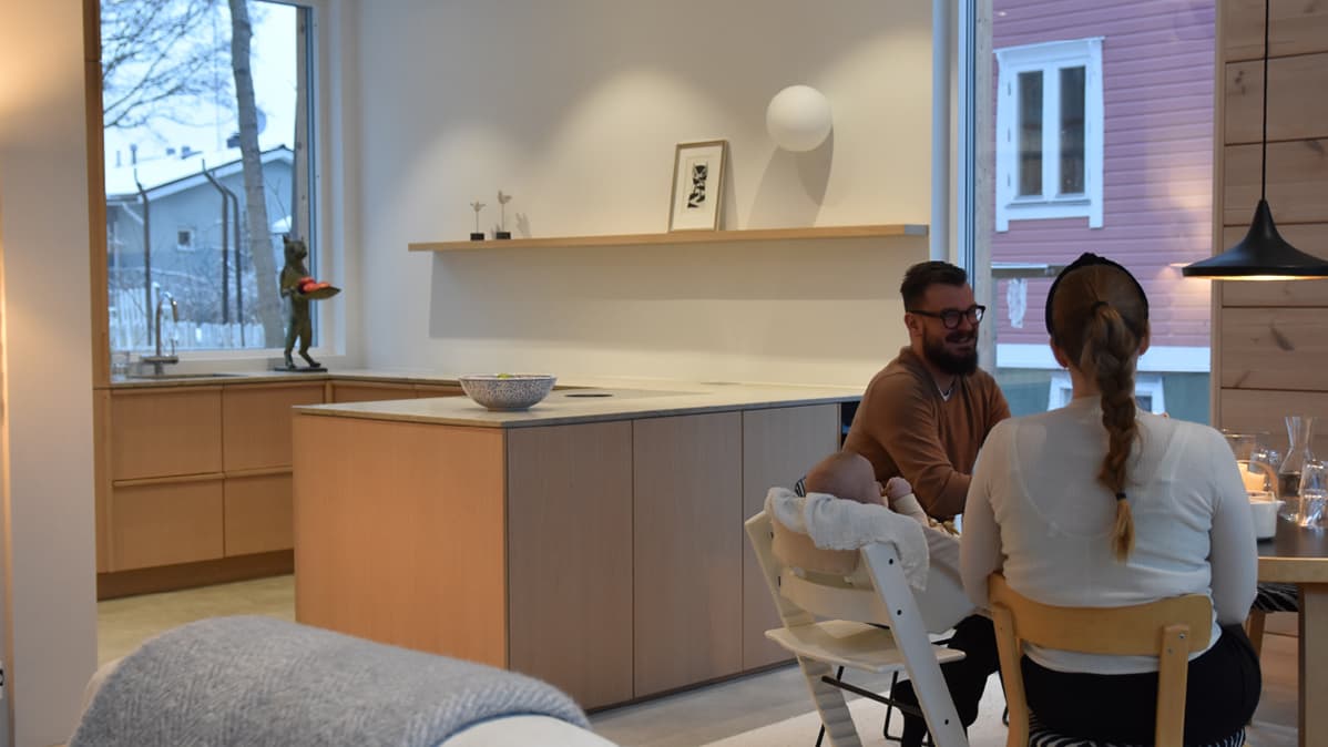 Näin siirryttiin painovoimaisesta ilmanvaihdosta koneelliseen Heidin ja Jasperin kodissa