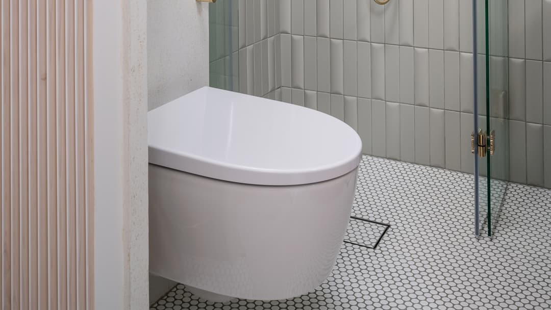 Pienessä kylpyhuoneessa seinä wc