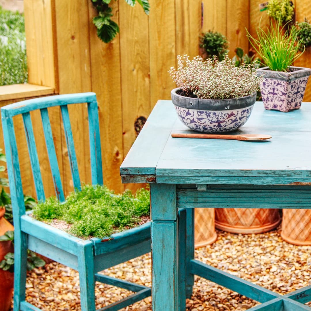 <p data-block-key="3c99a">Kierrätä vanhat huonekalut vielä pihalla kesäkeittiössäsi (Kuva Adobe Stock).</p>