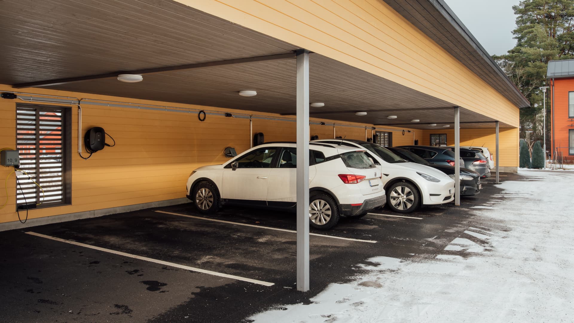 Asennusaika lyheni: näin toteutettiin sähkö­autojen lataus­paikat
