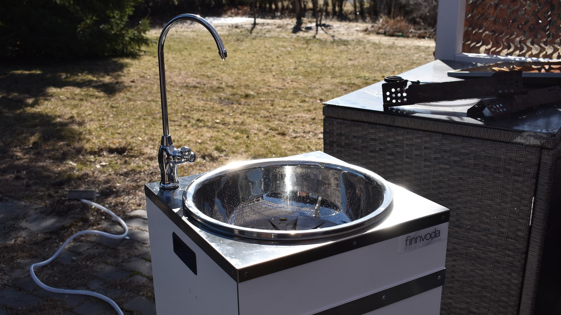 <p data-block-key="r9pky">Olipa kyseessä sitten mökki, kesähuvila tai omakotitalo ratkaisu puhtaan veden ongelmaan löytyy kotimaisesta vedenpuhdistuslaitteesta. Finnvodan kehittämät NERO-vedenpuhdistuslaitteet käyttävät tehokasta käänteisosmoositekniikka veden käsittelyssä.</p>