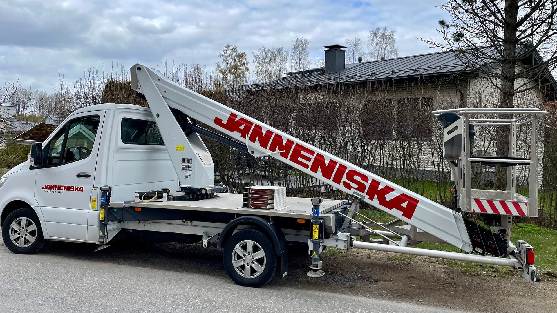 Ensimmäistä kertaa henkilönostinta käyttämässä - näin käyttö sujui