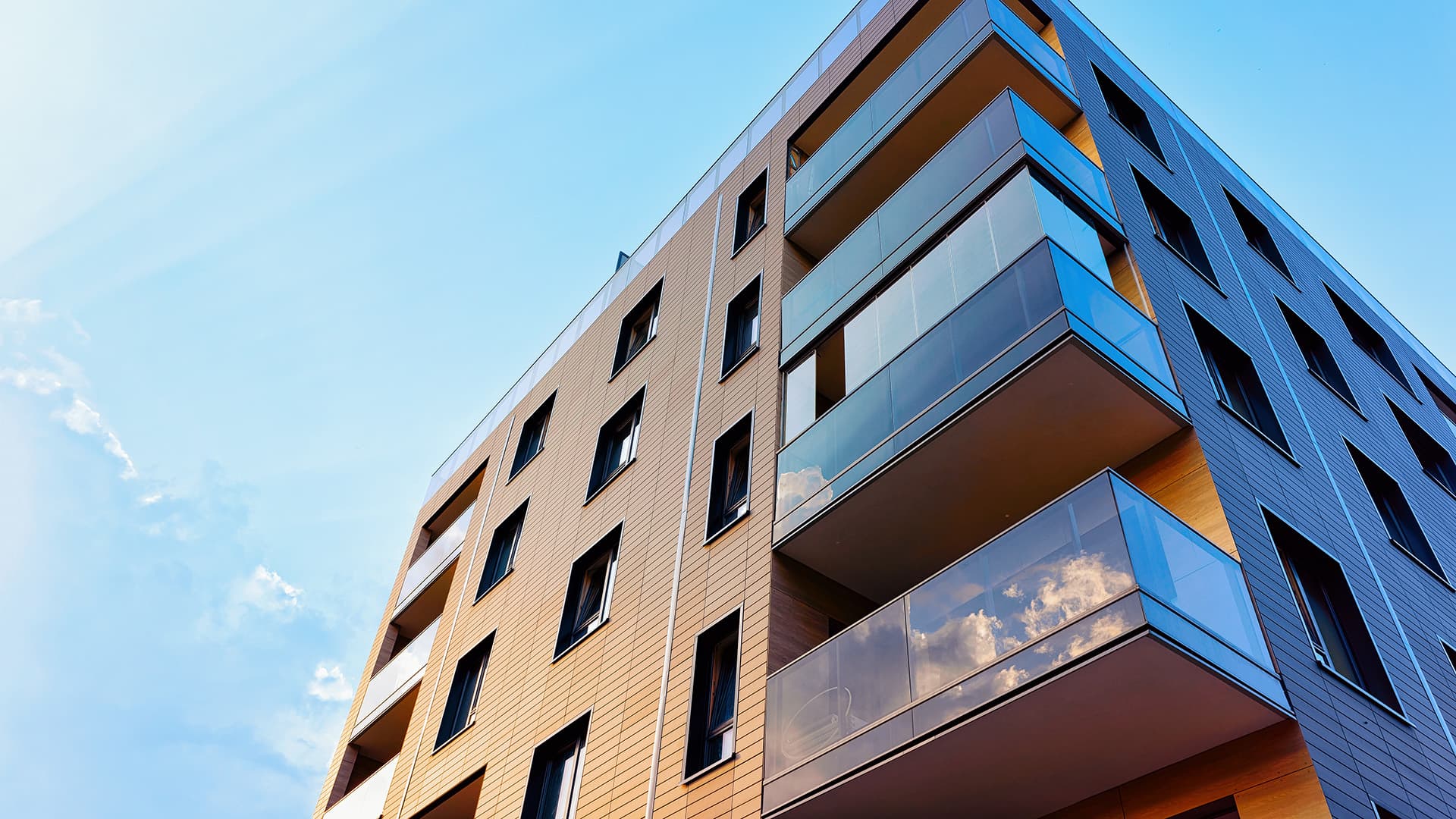 Voivatko hallitus ja isännöitsijä määrätä remonteista?