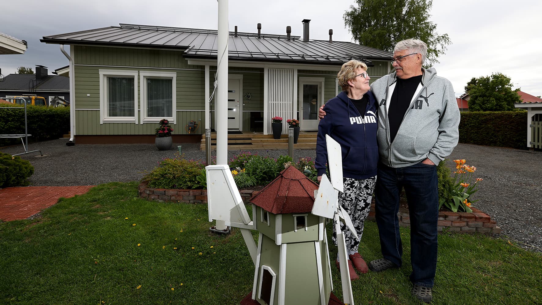 Myös pihassa tapahtui muutoksia tulipalon jälkeen. Palokunnan letkut söivät pätkän pensasaitaa. "Talosta haluttiin kuitenkin saman värinen kuin entinenkin oli, he tuumivat." (Kuva: Jussi Partanen)