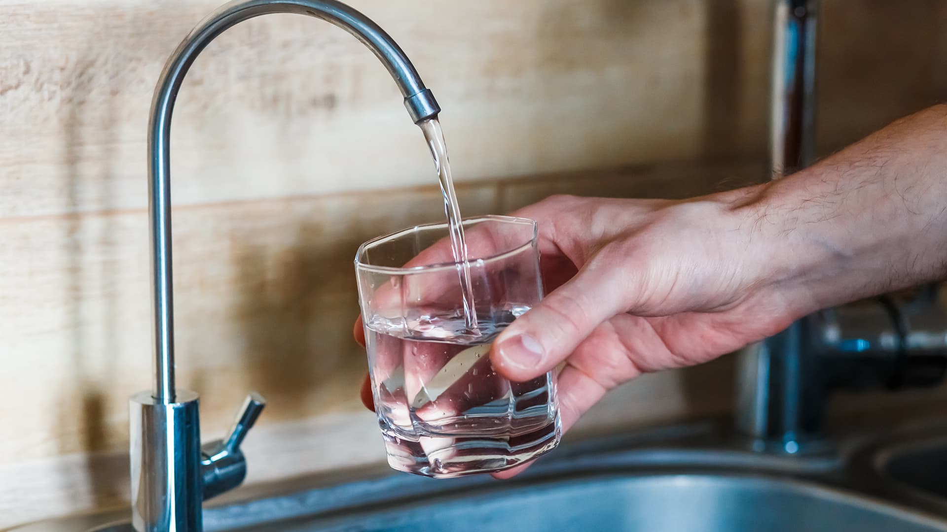 Kompakti vedenpuhdistuslaite muuntaa järvi- tai meriveden juomakelpoiseksi