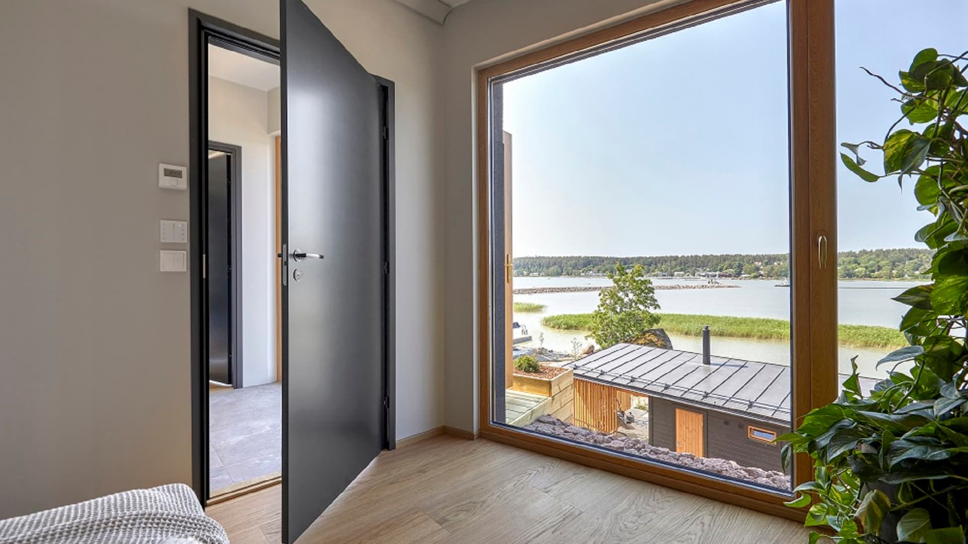 Kaksi erilaista taloa asunto­messuilla: Kaksi saman­kaltaista sisustus­elementtiä