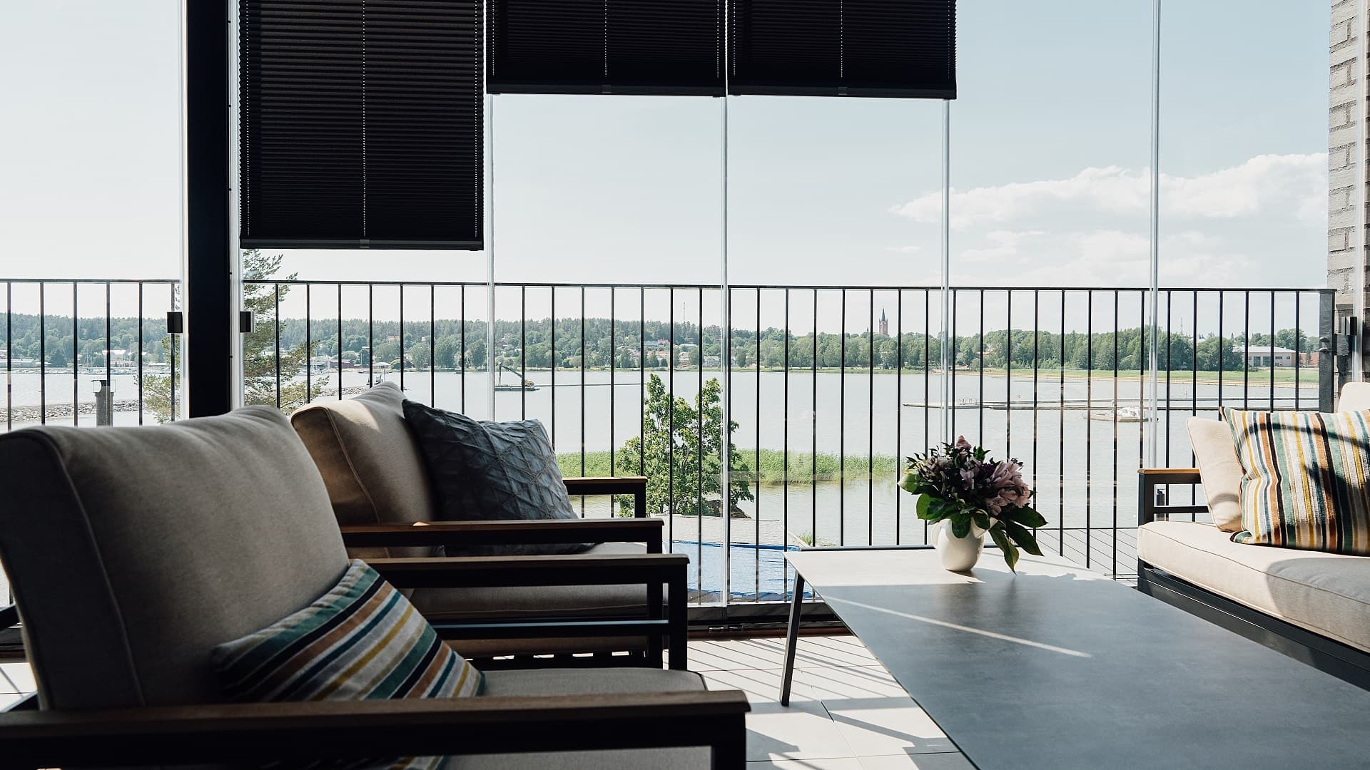 <p data-block-key="e8wis">Queen's stonen lasiterassilta on hulppea merinäkymä (kuva: Ilona Savola)</p>