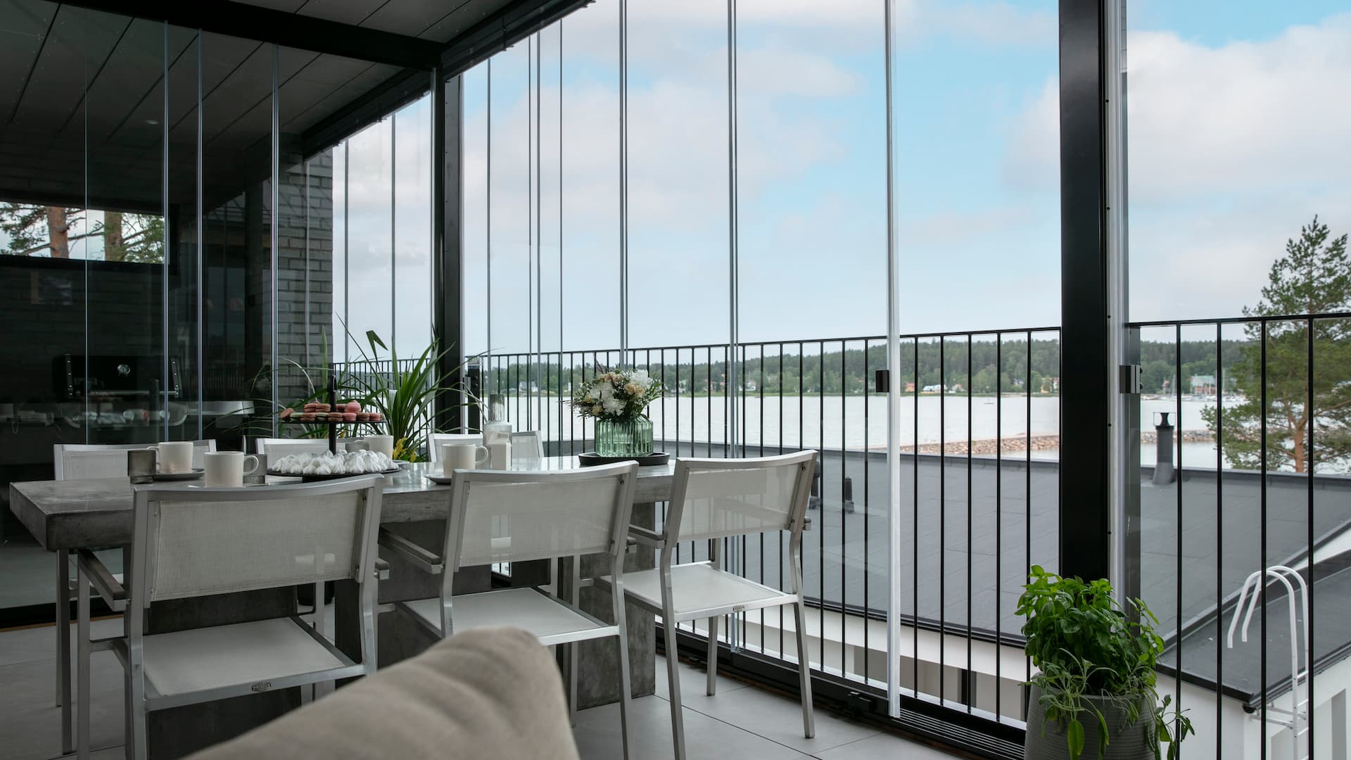 <p data-block-key="52i6l">Queen's stonen lasiterassille on saatu sijoitettua monta toimintoa. Terassilla mahdollistuvat niin ruoanlaitto (erillisten liukuovien takana), ruokailu jykevän ruokailuryhmän ääressä kuin myös nautinnolliset illanvietot sohvaryhmällä takkatulen ääressä. (Kuva: Jaakko Lukumaa)</p>