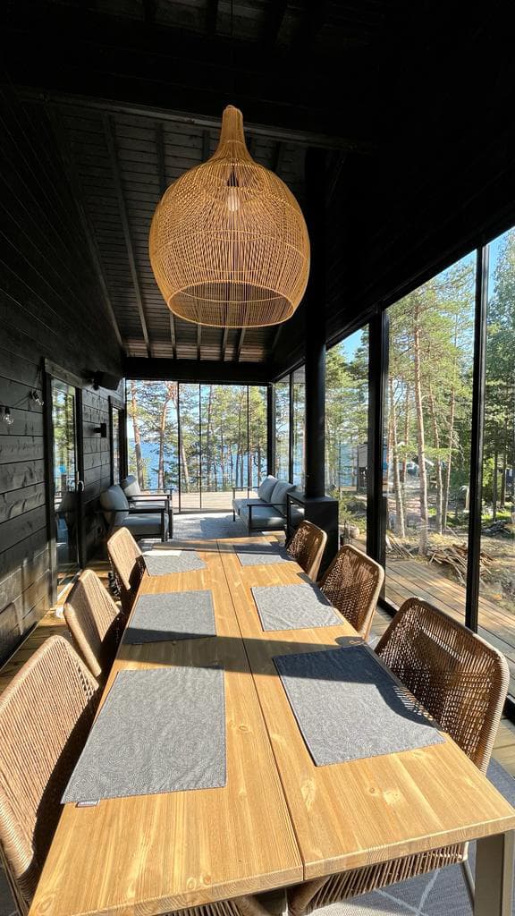 <p data-block-key="7xeqc">Tilava terassi on sisustettu hillityllä sävymaailmalla, erilaisia materiaaleja hyödyntäen ja luontoa kunnioittaen.</p>