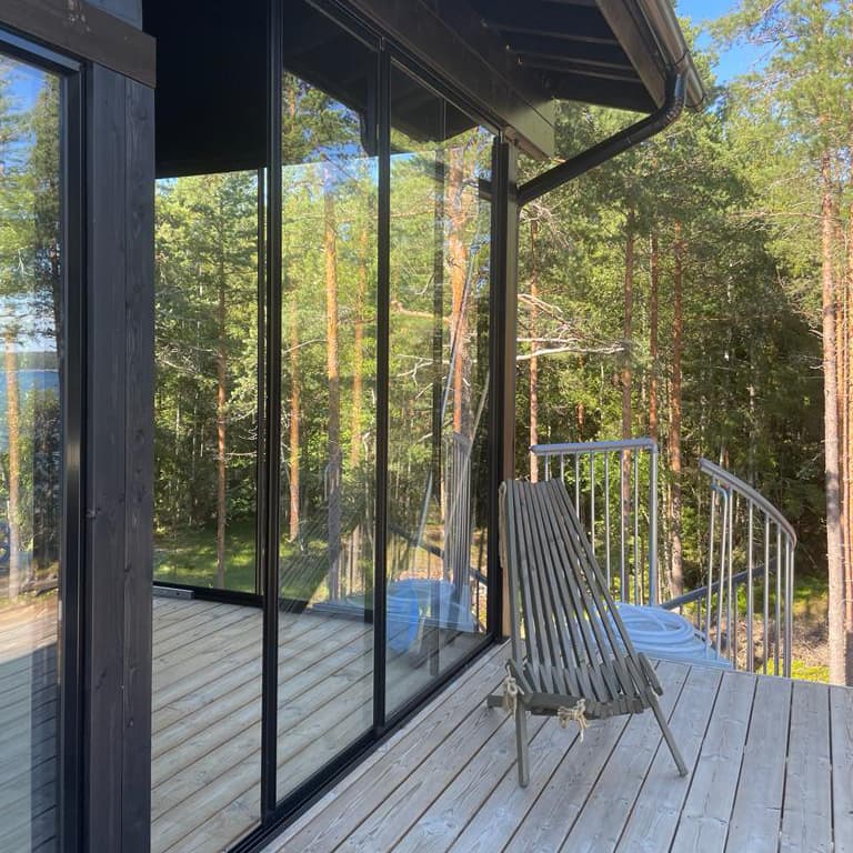 <p data-block-key="riemp">‒ Omien kokemusteni perusteella kahdesta rakennusprojektista suosittelen Alumasia varauksetta. Jos kaikki toimisivat kuin Alumasi, niin rakentamista voisi tehdä vaikka koko ajan, summaa kokemuksiaan Hintikka.</p>