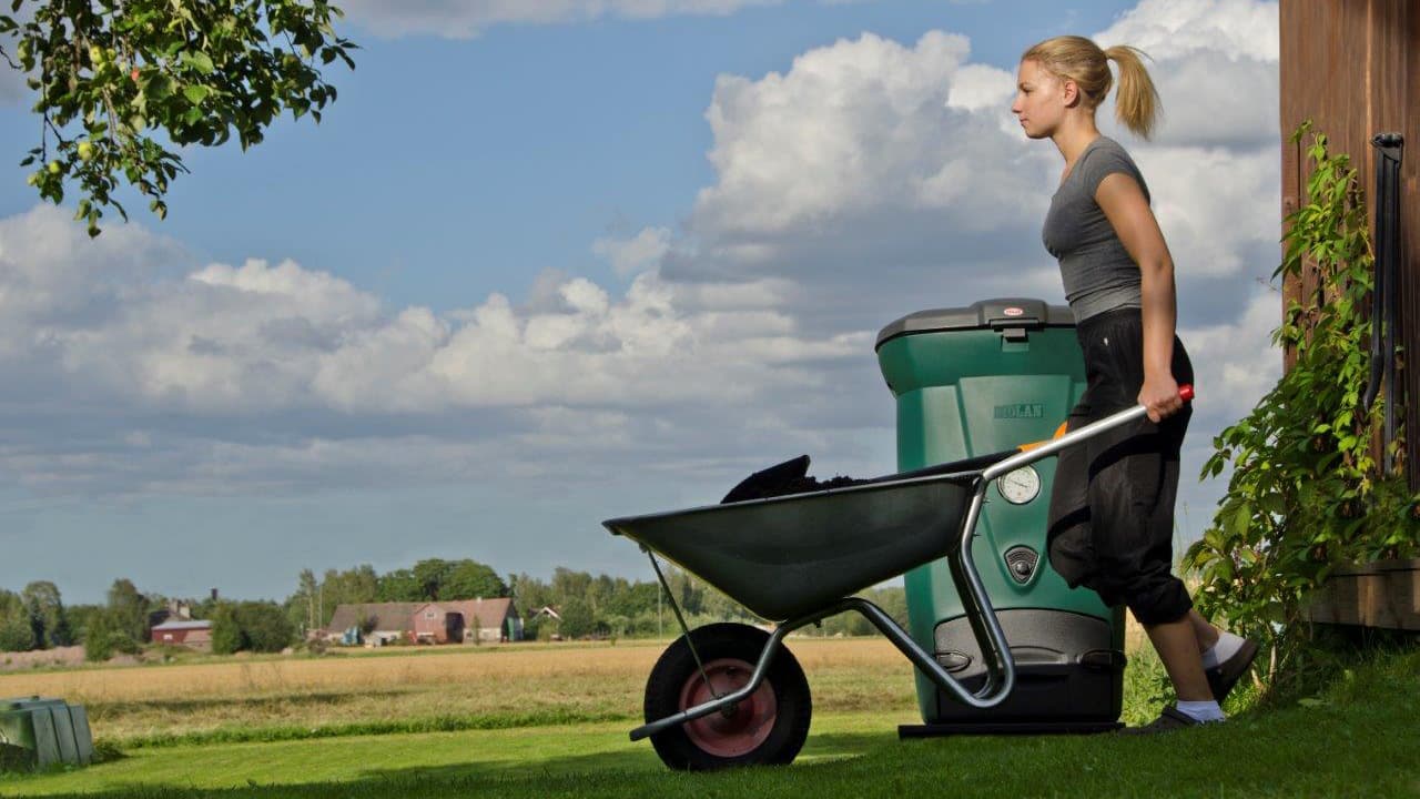 Kompostoinnilla saat ravinteikasta multaa niin kotona kuin mökilläkin
