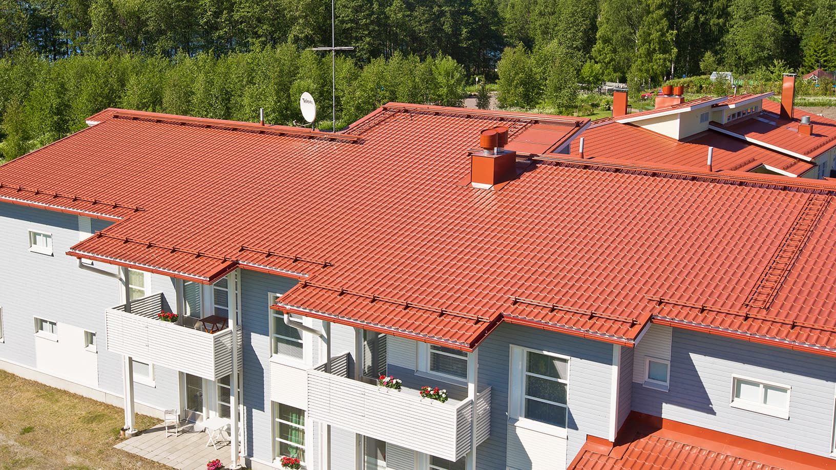 Peltikaton asennus itse – näin säästät kattoremontin kustannuksissa