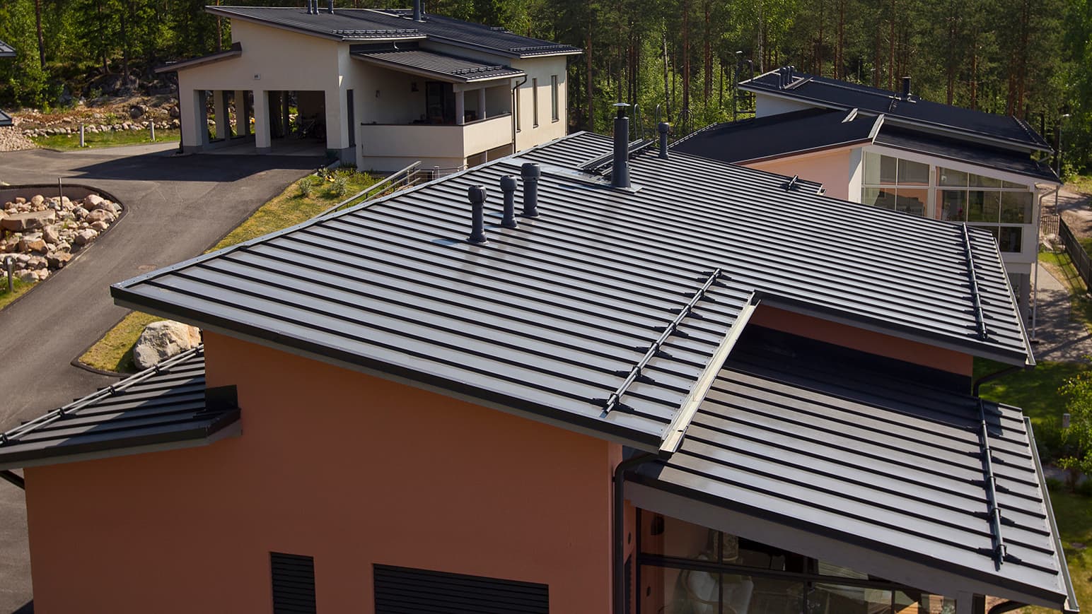 <p data-block-key="b6lp8">Peltikatto on ominaisuuksiltaan kestävä kate, joka on hinnaltaan erittäin kilpailukykyinen. (Kuva: Metehe)</p>