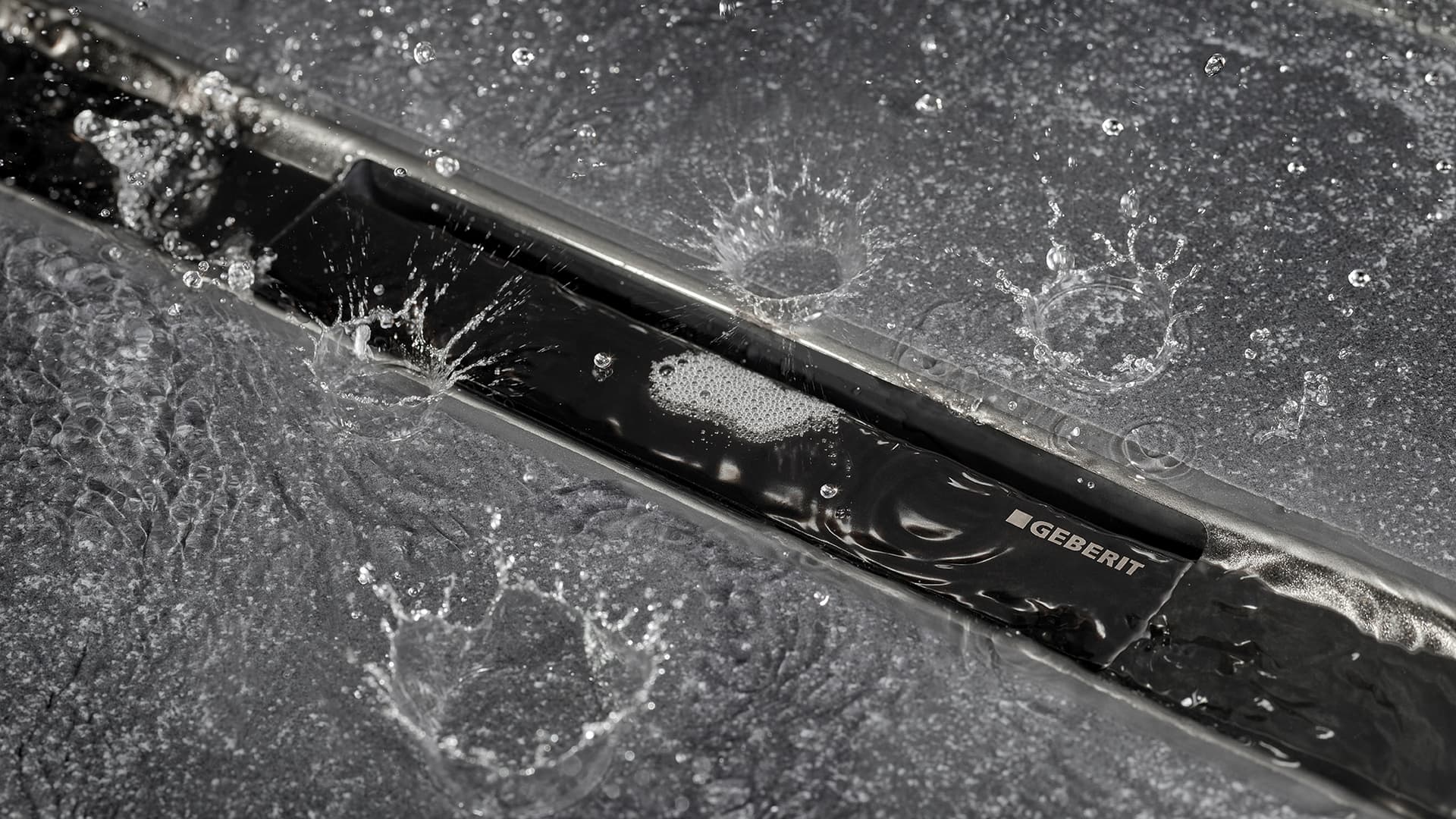 Näin suihkukouru mahdollistaa suuret lattialaatat ja kätevän lattian kaadon