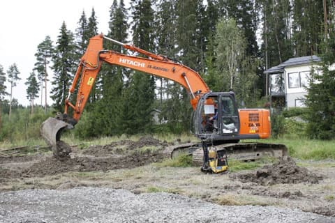 <p data-block-key="yci6m">Ylimääräiset puut tontilta on kaadettu, ja maasiirtotyöt on päästy aloittamaan.</p>