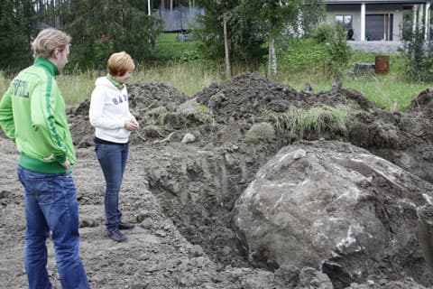 <p data-block-key="z155n">Ei rakennusprojektia ilman yllätyksiä; maa kätki melkoisen kiven, joka pitää räjäyttää.</p>