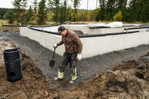 <p data-block-key="z167w">Valutöiden jälkeen asennetaan salaojat, sadevesiviemäröinti ja routasuojaus.</p>