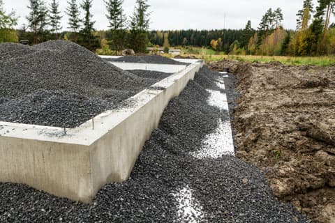 <p data-block-key="jks1z">Salaojat ja routasuojaus ovat valmiita. Seuraavaksi tontille odotetaan talopakettitoimitusta.</p>