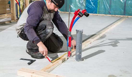 <p data-block-key="6y7aa">Alajuoksu kiinnitetään alapohjaan tarkoitukseen soveltuvalla kiinnitysmassalla. Alajuoksu katkeaa vesiputkien kohdalla.</p>