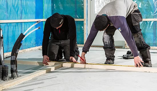 <p data-block-key="3bbe4">Runkotolpat merkitään sekä ala- että yläjuoksuun tasakorkeiden kattojen osalla.</p>