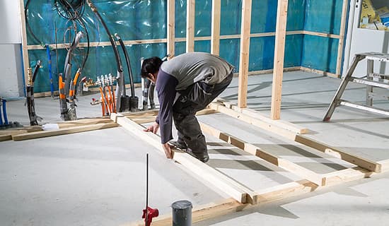 <p data-block-key="3bbe4">Oikean mittaiset runkopuut jaetaan yläjuoksuun tehdyn jaon mukaisesti.</p>