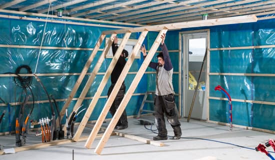 <p data-block-key="3bbe4">Väliseinäelementti nostetaan pystyyn ja kiinnitetään yläjuoksusta kattokoolauksiin jättäen painumavaran kattoristikoille.</p>