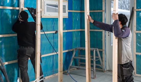 <p data-block-key="6y7aa">Väli- ja ulkoseinän liittymään jäävä rako estetään naulaamalla 1. väliseinärunkotolppa vinosti usealla naulalla ulkoseinän vaakakoolauksiin.</p>