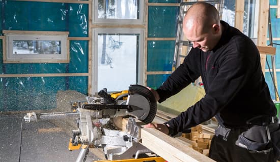 <p data-block-key="6y7aa">Runkopuut sahataan oikean mittaisiksi.</p>