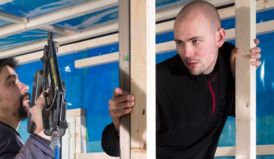 <p data-block-key="3bbe4">Seinän suoruuden tarkistus meneillään.</p>