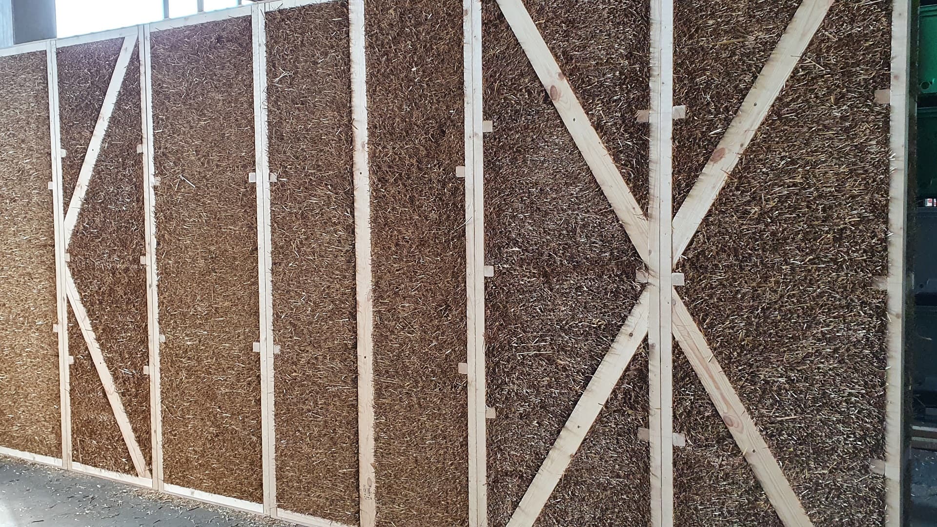 <p data-block-key="hycdc">Villa Sukan ekotalosta rakennetaan hengittävä, myrkytön ja "hiljainen" talo olkielementeistä ja savesta.</p>