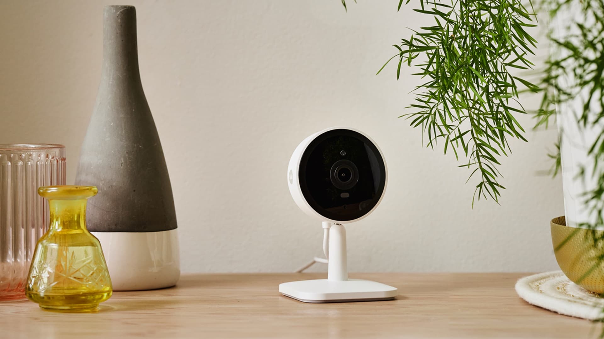 <p data-block-key="ue4x3">Sisäkamerassa tärkeintä on hyvä kuvanlaatu ja pimeänäkö – Yale Smart Indoor Camera tarjoaa nämä ja paljon muuta, aina etäseurannasta kaksisuuntaiseen ääniyhteyteen. </p>