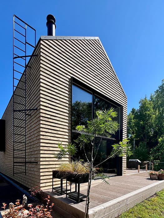 <p data-block-key="xf32d">Massiivinen kennoharkoista muurattu tiilitalo on aina yksilöllisesti asiakkaan tarpeisiin suunniteltu. Kuvassa Oulun Asuntomessuilla esittelyssä ollut Talo Hjemma.</p>