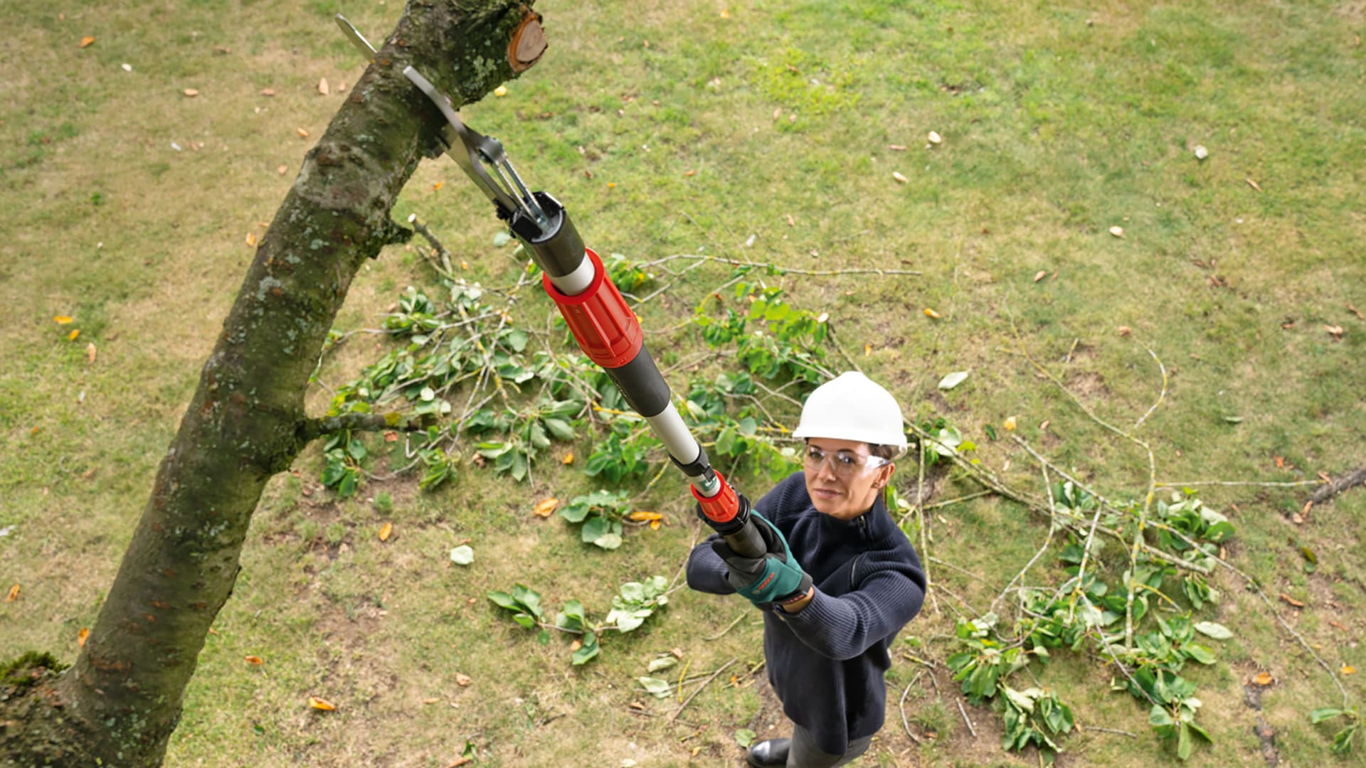 Akkuoksasakset helpottavat oksien katkaisua