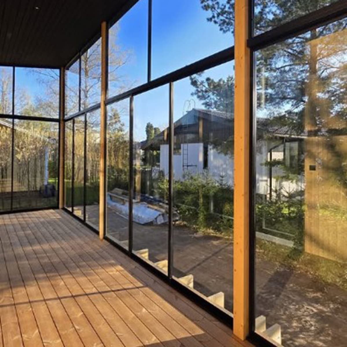 <p data-block-key="dcc1b">Huolellisesti suunniteltu ja asennettu lasiterassi istuu kauniisti kodin arkkitehtuuriin.</p>