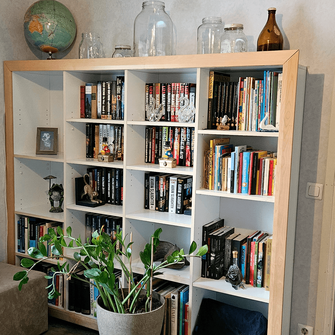 Arja Pollari kirjahylly