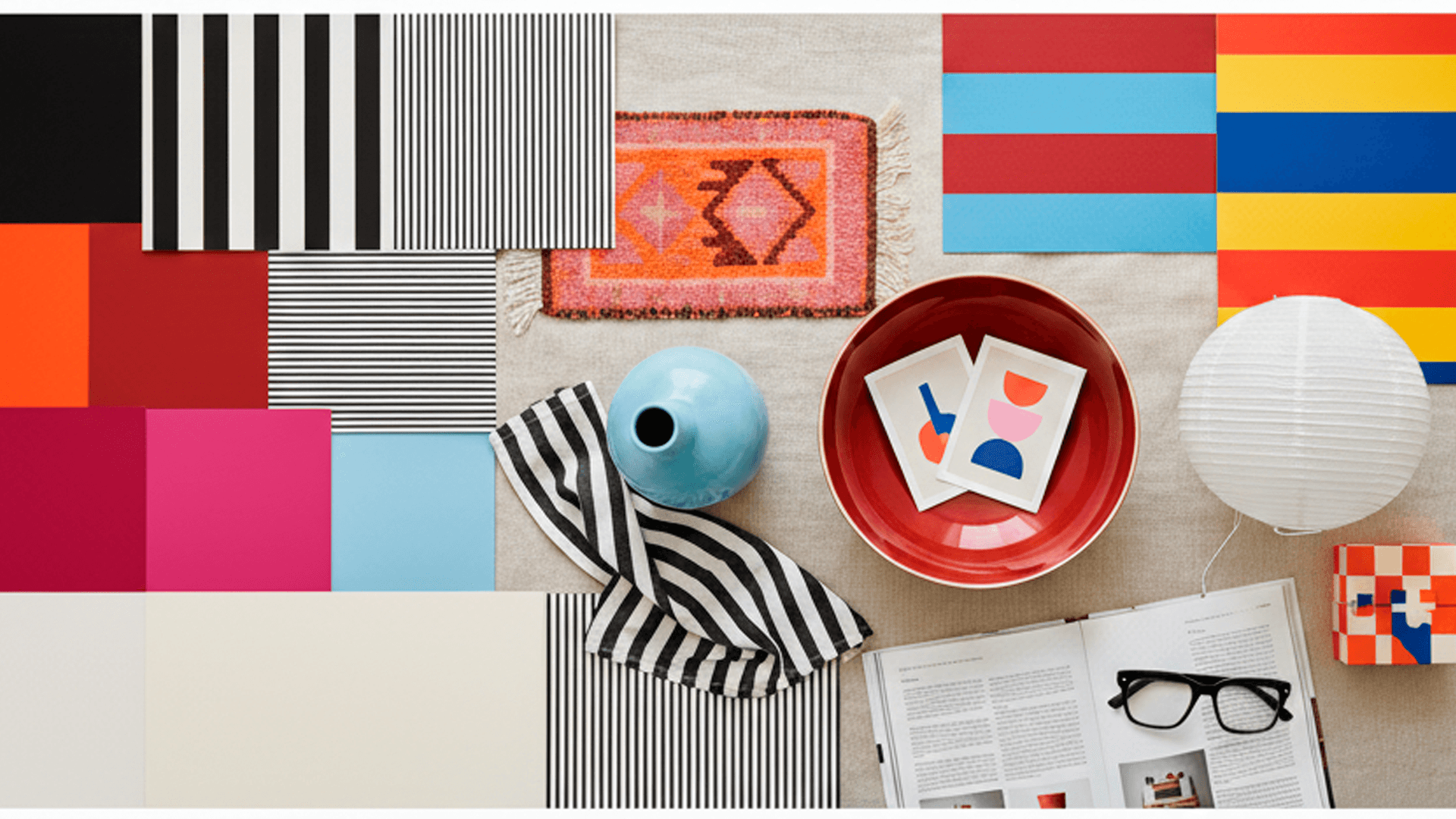 <p data-block-key="mtqdi">Graafinen kuosi tuo huoneeseen rytmiä, vaikka kalusteet olisivat neutraalit. Muoto ja materiaali ovat tässä tyylissä yhtä tärkeitä kuin väri. (Kuva Sari Nieminen. Kuva on tuotettu tekoälyä hyödyntäen.)</p>