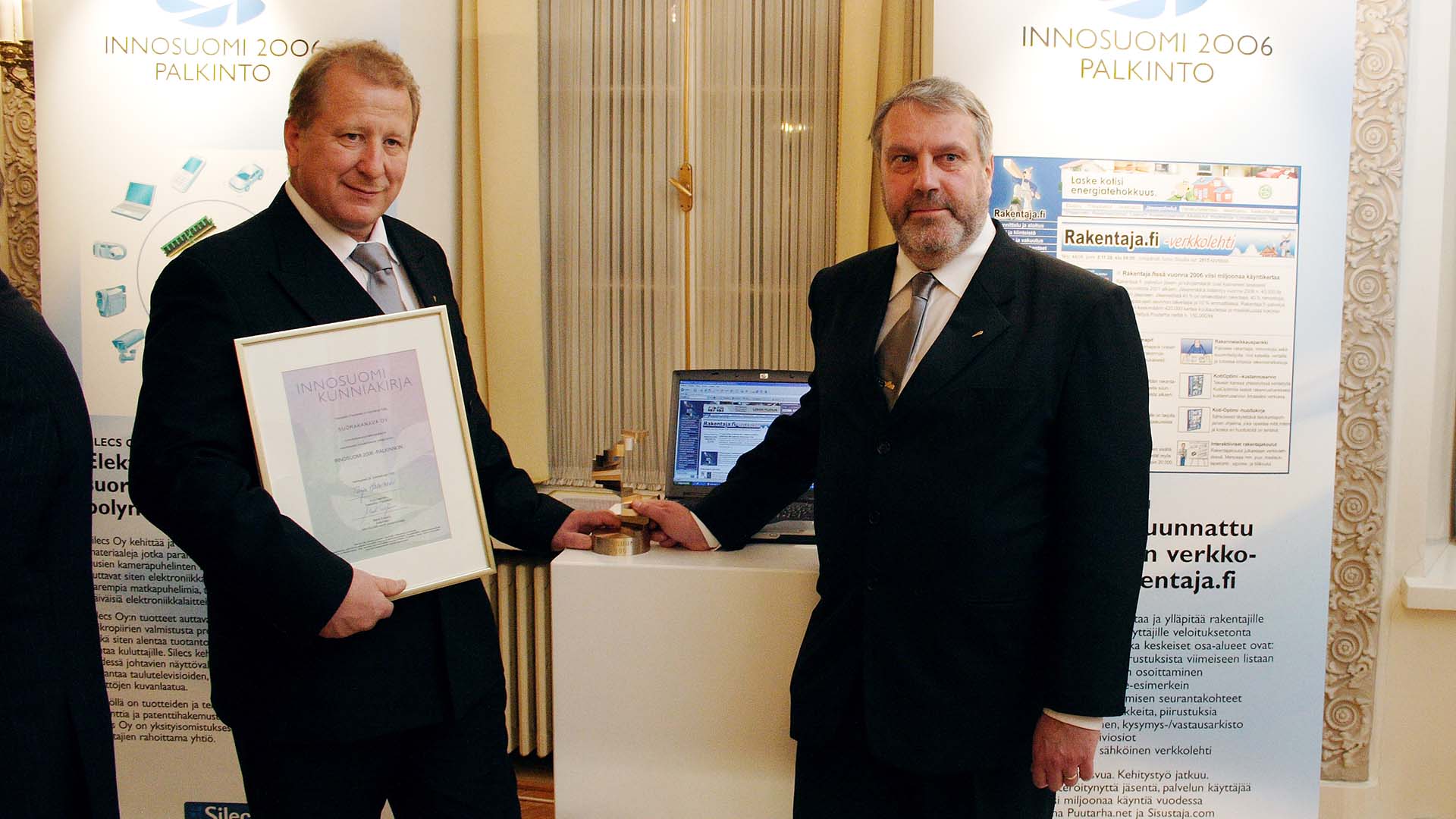 <p data-block-key="sw4am">Suorakanavan perustajat Hannu Myöhänen ja Pentti Teponoja vastaanottamassa INNOSUOMI-palkintoa vuonna 2006.</p>